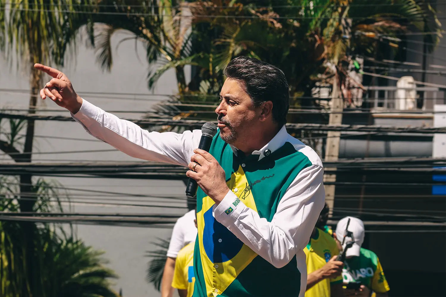 Manifestantes com bandeiras do Brasil no ato