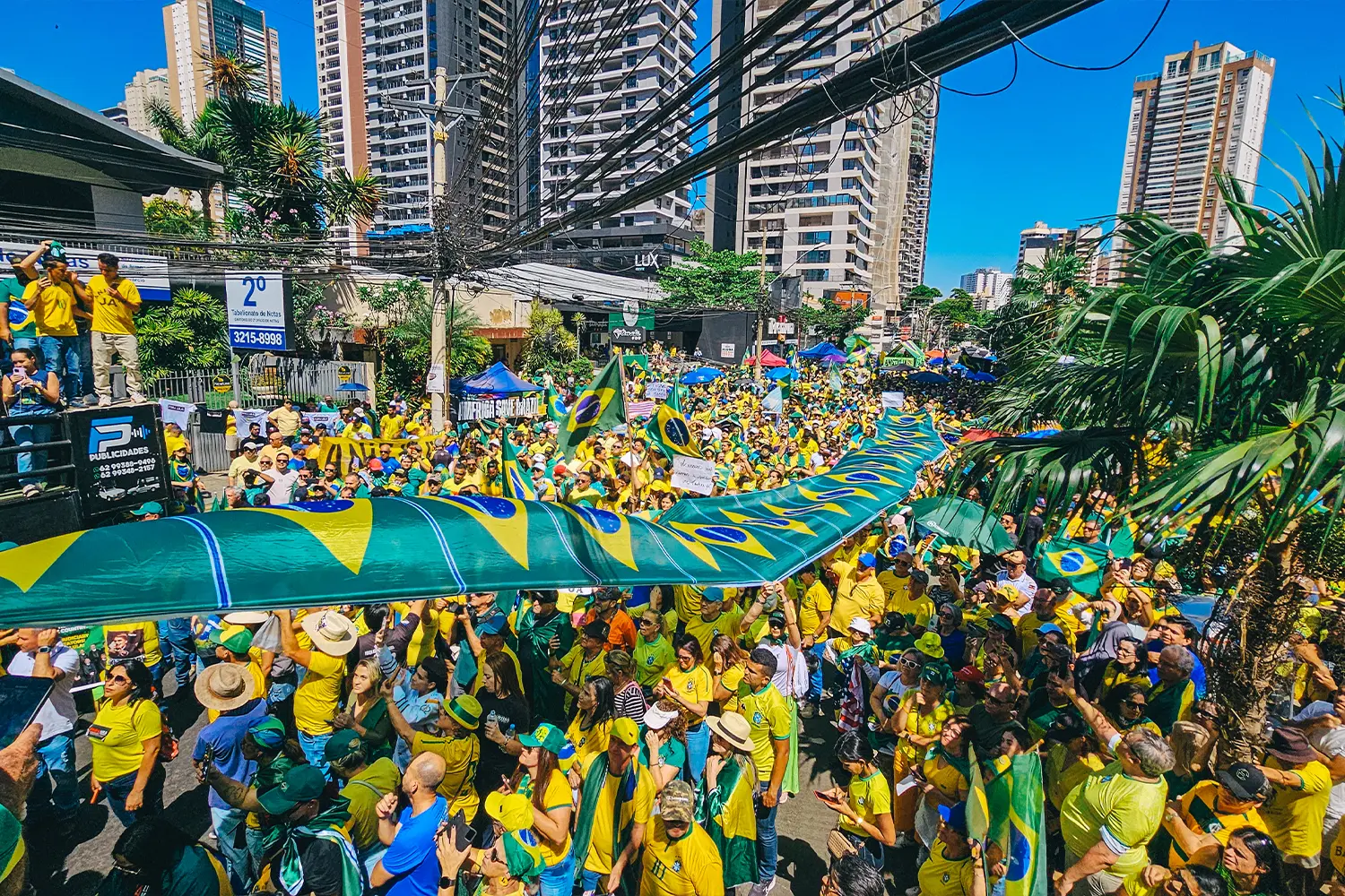 Famílias vestidas de verde e amarelo no ato