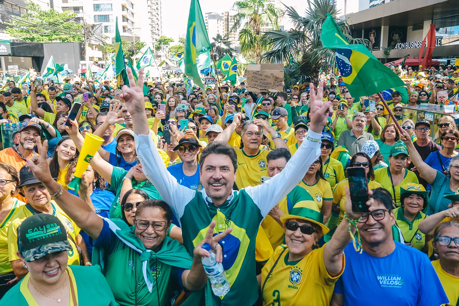 Bandeiras do Brasil erguidas durante a manifestação