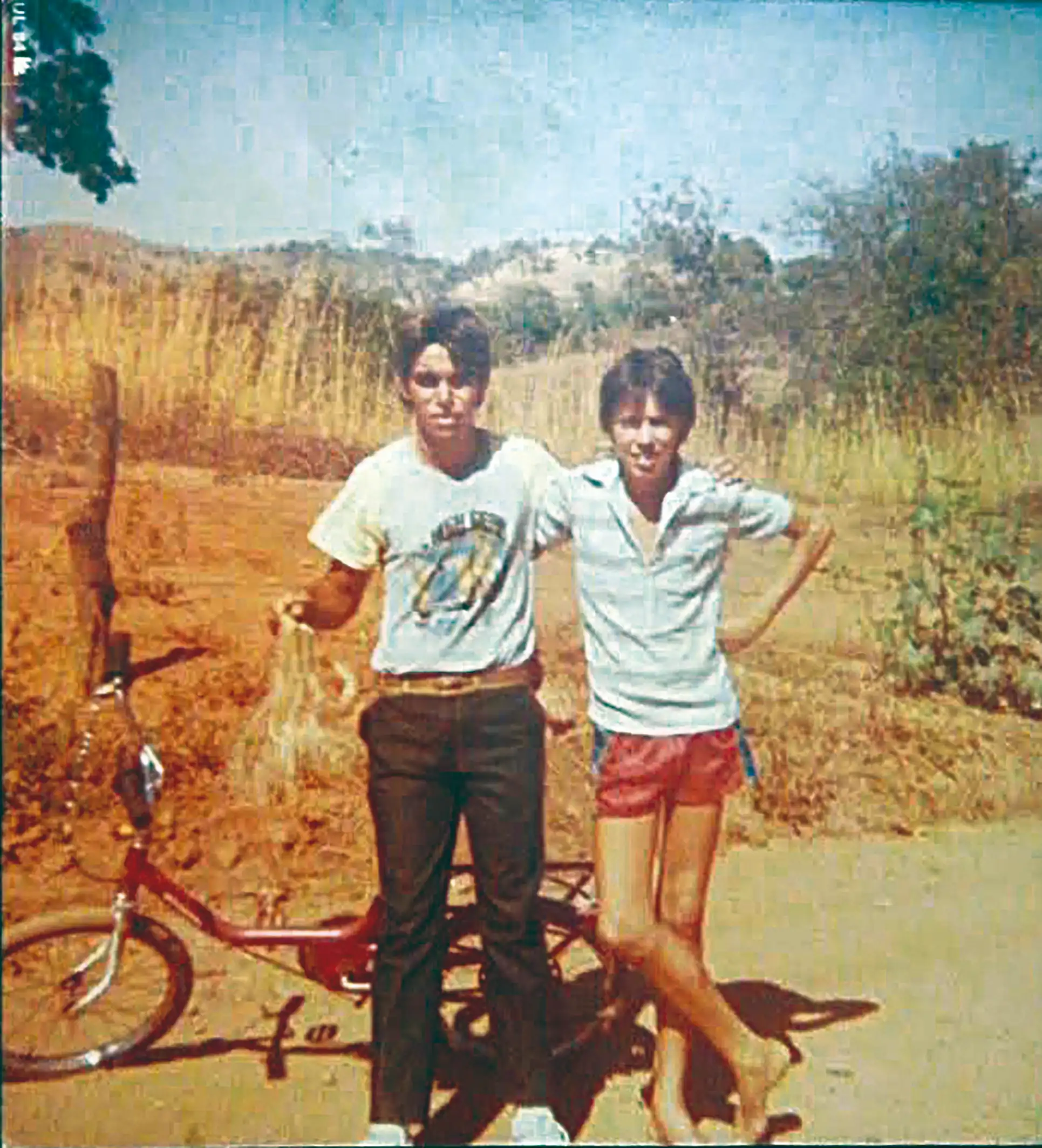 Wilder Morais jovem ao lado de uma bicicleta